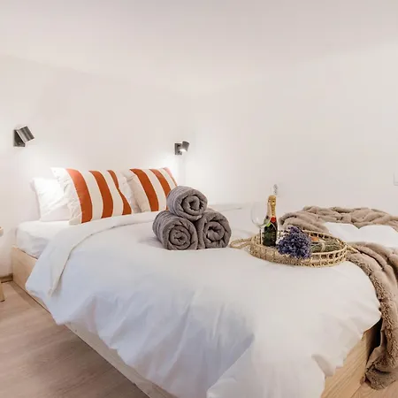 Chic 3br Heart Of District 7- Gem Apartment Budapest