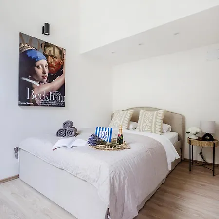 Chic 3br Heart Of District 7- Gem Apartment Budapest